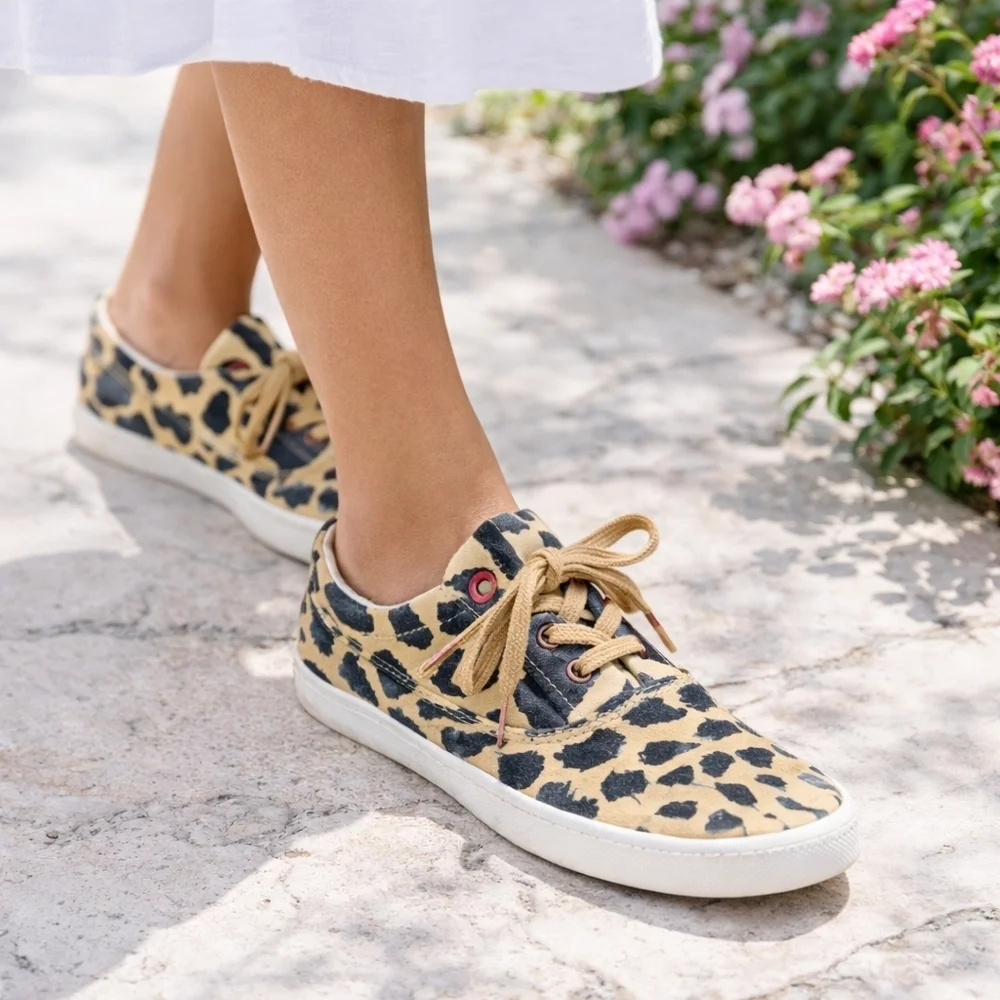 Bucketfeet Vintage Giraffe Print Canvas Sneakers Women’s 8 Low Top
